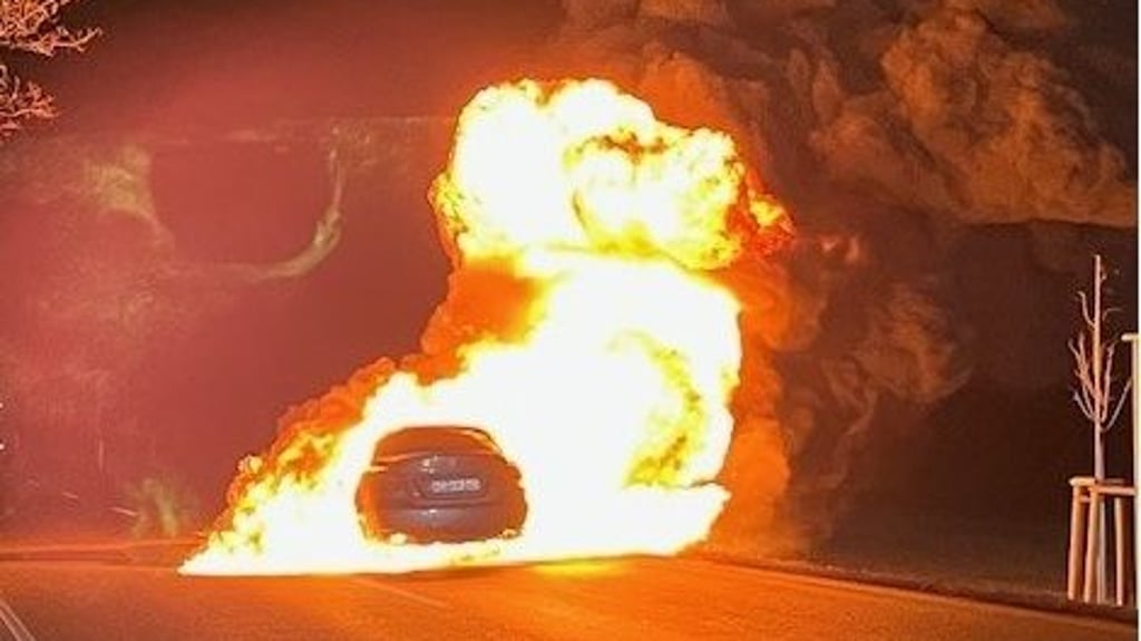 Als die Einsatzkräfte eintrafen, stand der Pkw in Vollbrand.