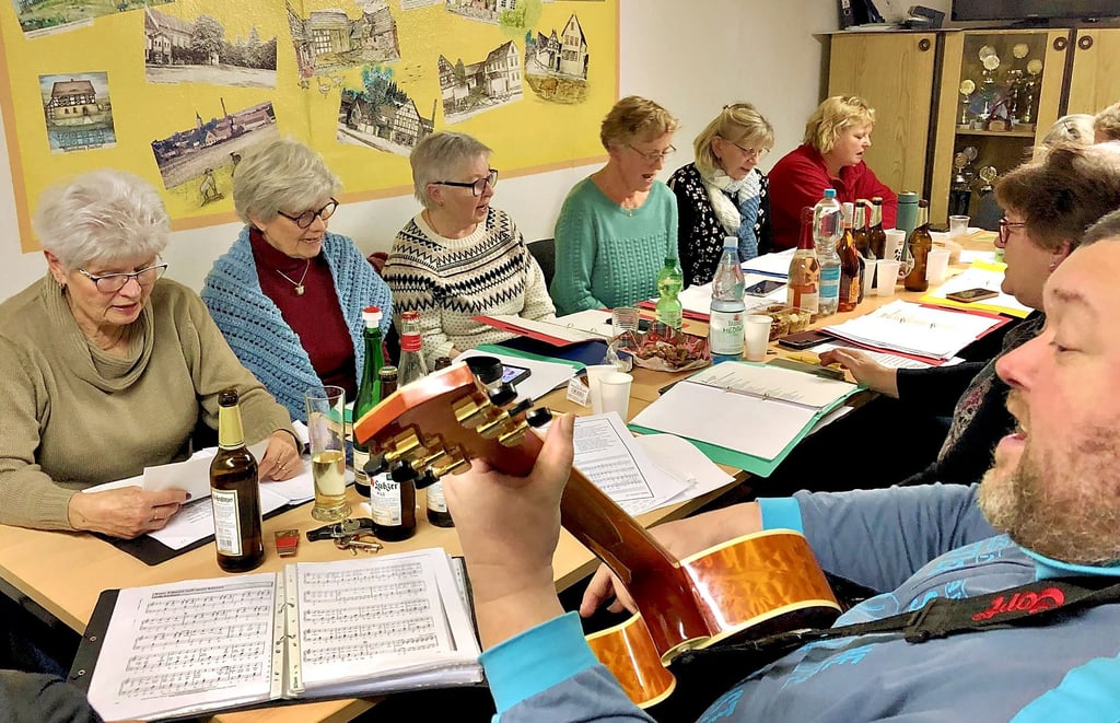 Alle drei Wochen treffen sich die Mitglieder der Singegruppe zum Proben im Haardorfer Bungalow.