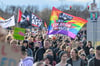 Seite an Seite: Der Zug der Gegendemonstranten in Halle war bunt gemischt.