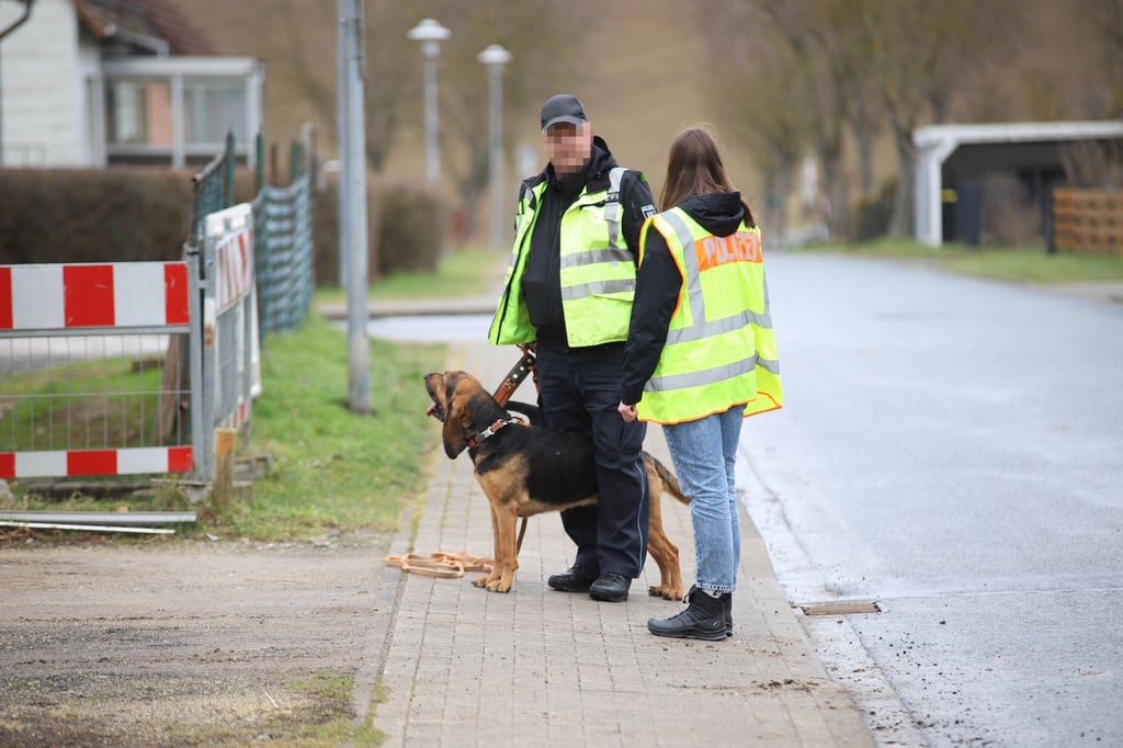 Nach dem Fund einer Leiche im Landkreis Göttingen sucht die Polizei nun die Untermieterin des Opfers.