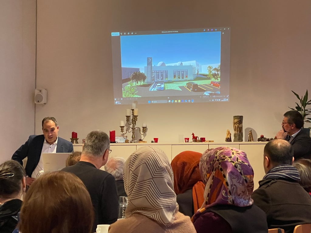 Dr. Alaa Moustafa (l.) vom Vorstand des Islamischen Kulturcenters stellt das Projekt zum Ausbau des Neustädter Begegnungszentrums vor.