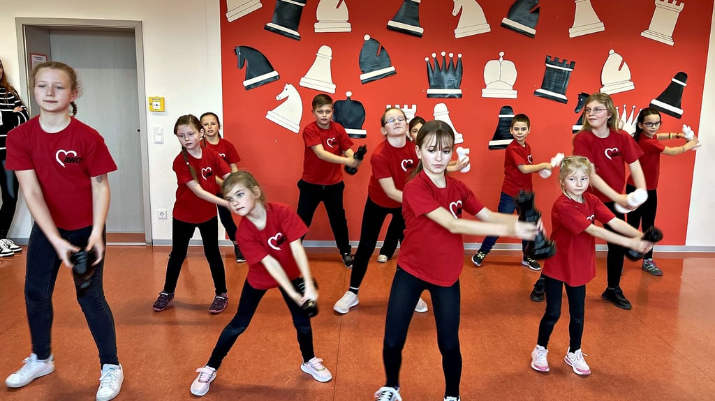 Die Jungen und Mädchen der Käthe-Kollwitz-Grundschule üben für ihr Schachlied auch eine Tanzchoreografie ein.