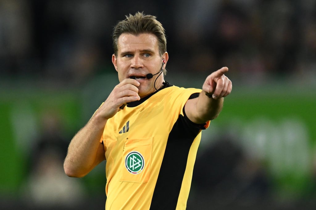 Sind die Ansagen von Felix Brych bald auch im Stadion zu hören?