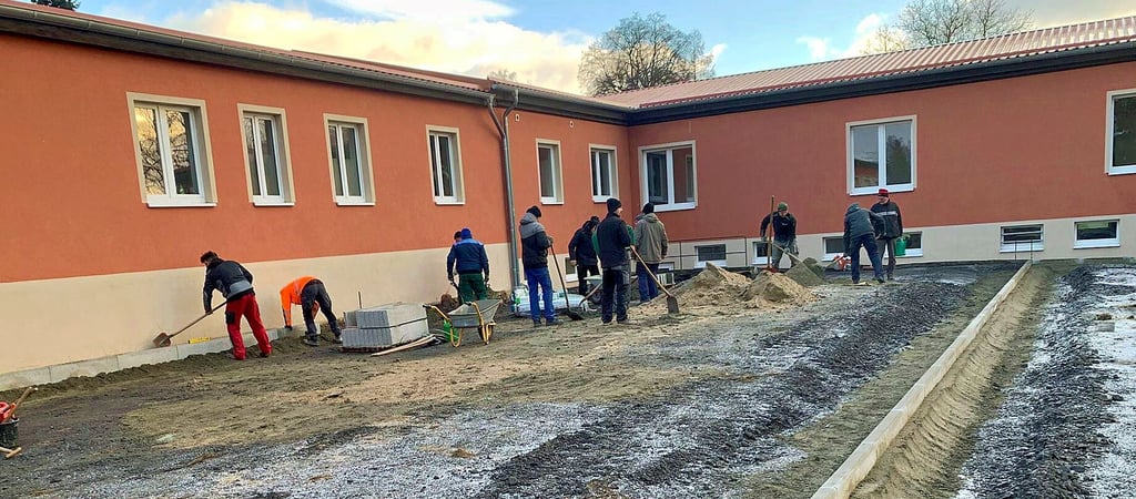 Alle sind tatkräftig dabei, denn in Taugwitz soll ein neuer Festplatz entstehen.