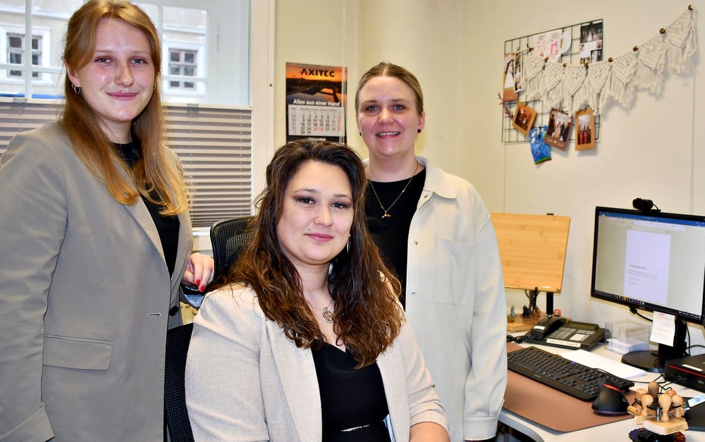 Generationswechsel im Gardelegener Standesamt, hier Lina Lüders (26, von links), Alexandra Köhler (37) und Michelle Brunsch (32).