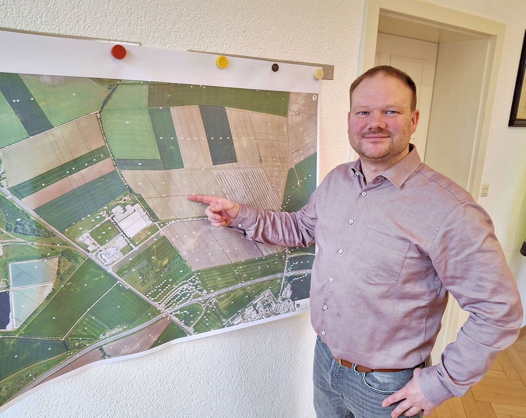 Martin Zbyszewski zeigt auf den Gewerbepark Nord, eines der größten Investitionsvorhaben.