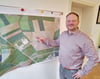 Martin Zbyszewski zeigt auf den Gewerbepark Nord, eines der größten Investitionsvorhaben.