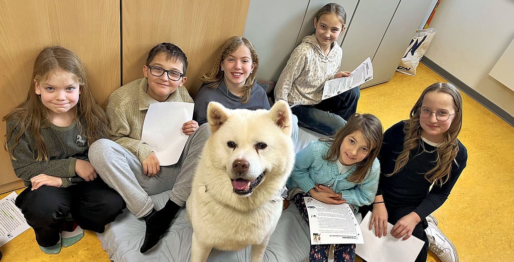 Der fünfjährige Rüde Luke war als „Lesehund" ein entspannter Zuhörer in der Grundschule in Welsleben.