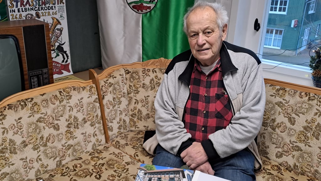 Günther Breutel in der Heimatstube Elbingerode.