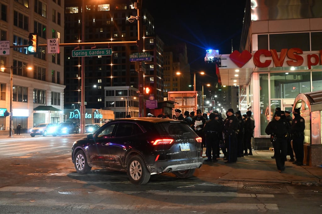 Drei Menschen wurden verletzt, als ein Autofahrer nach dem Einzug des American-Football-Teams Philadelphia Eagles in den Super Bowl in der Stadt in eine Fan-Gruppe fuhr.