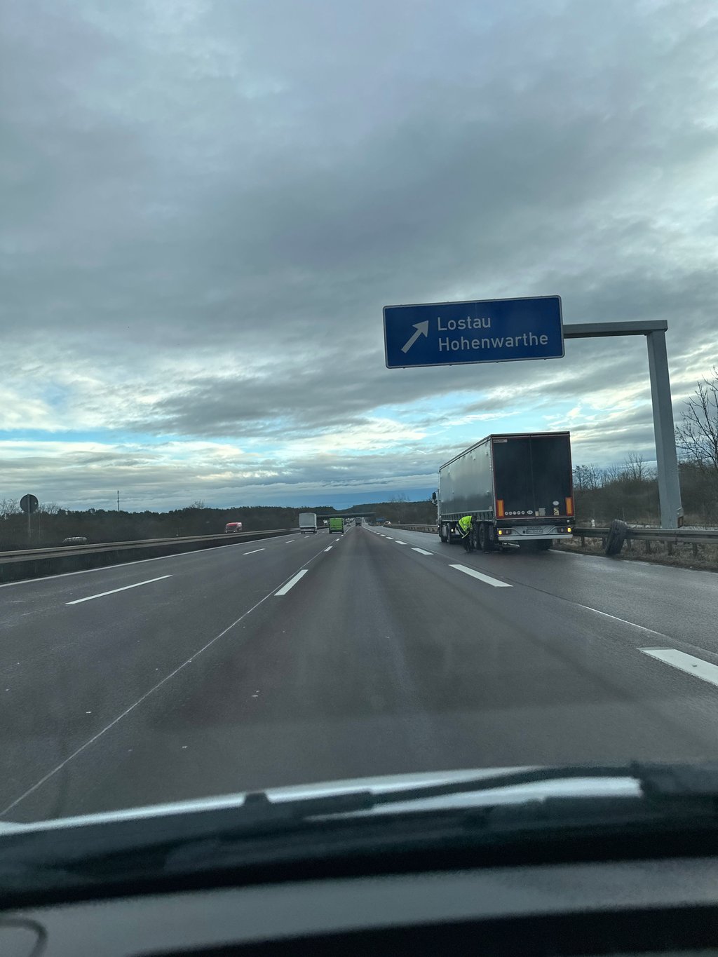 Auf der A2 Richtung Berlin steht an der Abfahrt Lostau/Hohenwarthe ein defekter LKW.