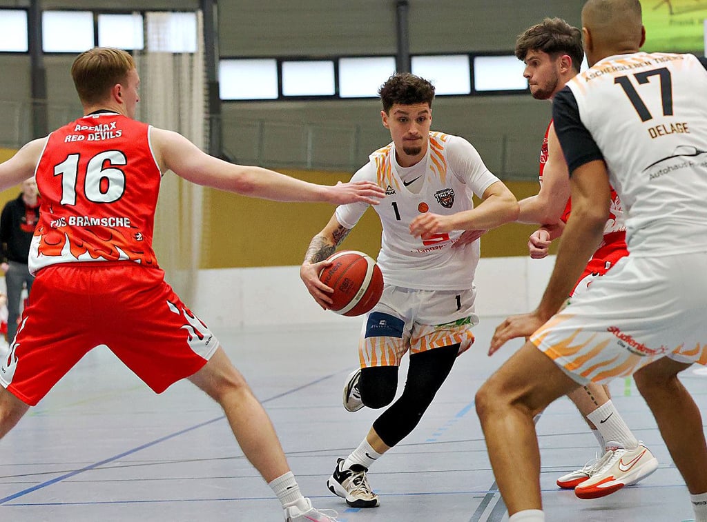 Daniele Minguillon (am Ball) versucht sich in dieser Szene durchzutanken. Die Tigers verloren im Ballhaus gegen die Red Devils aus Bramsche.