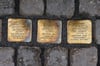 Verfärbte Stolpersteine in der Zeitzer Kramerstraße - offenbar wurden die Gedenksteine gezielt durch Hitze beschädigt.&nbsp;