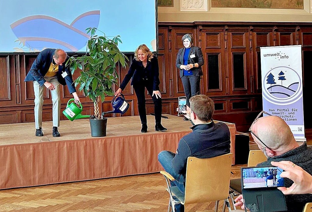 Wie stellt man medienwirksam ein neues Internetportal mit Umweltdaten online? Das Nationale Zentrum für Umwelt- und Naturschutzinformationen Merseburg hatte sich etwas Besonderes überlegt. Bundesumweltministerin Steffi Lemke und Dirk Messner, der Präsident des Bundesumweltamtes, gossen symbolisch eine Pflanze.