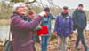 Beim Rundgang im Georgengarten erläuterte Lott (2.v.l.) die Pläne für die Parkanlage.