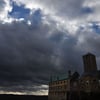 Dunkle Wolken über der Wartburg in Eisenach: Nach einer Gewalttat ermittelt die Polizei wegen eines Tötungsdelikts.