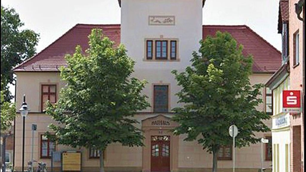 Um den Bürgermeisterposten im Hohenmölsener Rathaus bewerben sich zwei Kandidaten.