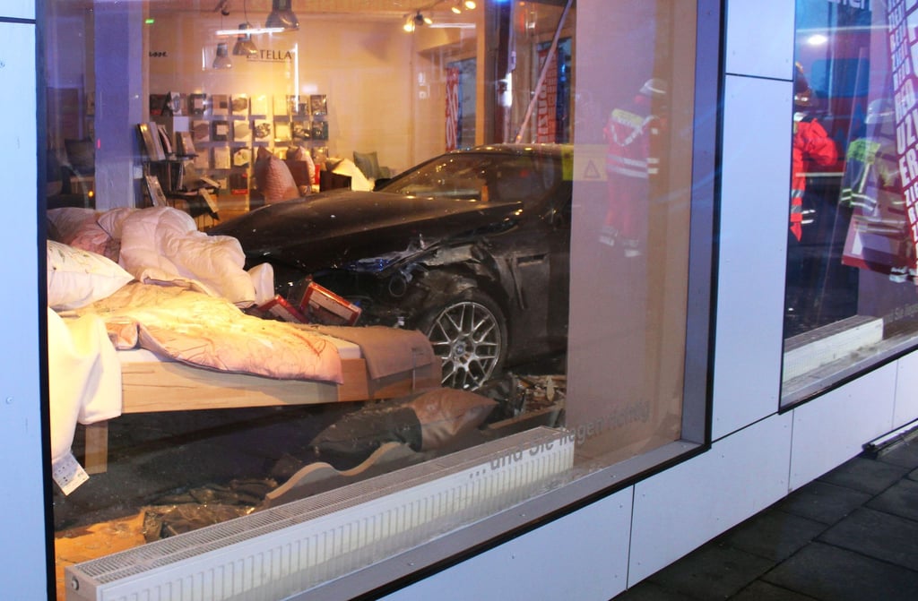 Ein Auto landet bei einem Unfall in Minden im Bettengeschäft.