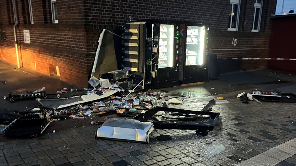 Mittels Pyrotechnik wurde der Snackautomat in Burg gesprengt.