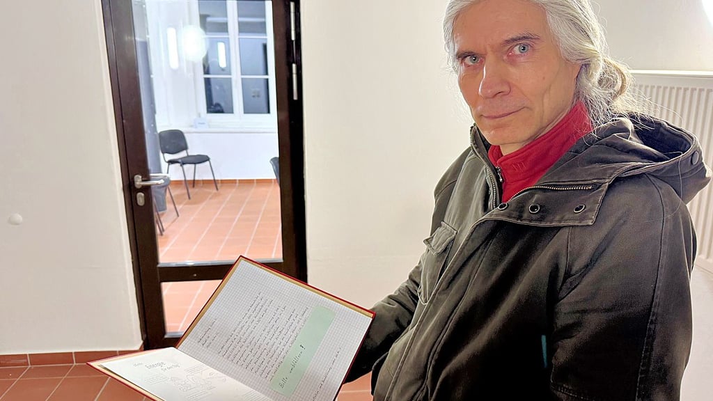 Roland Meißner im Rathaus von Calbe. Er sammelt Unterschriften von Bürgern, die wie er gegen die jüngste Erhöhung der Grundsteuer in Calbe sind.