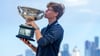 Jannik Sinner küsst die Trophäe für seinen Sieg bei den Australian Open.