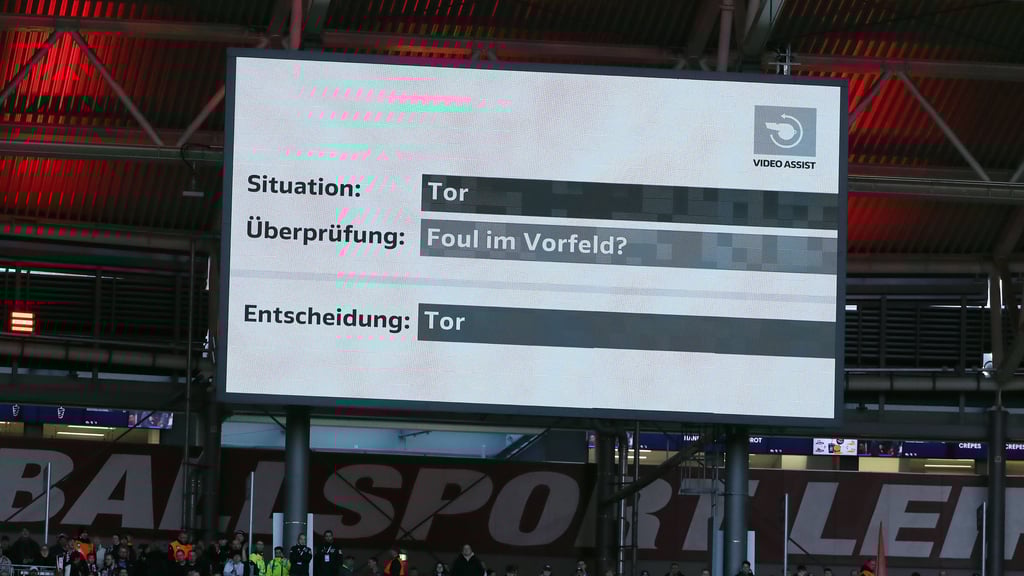 Die Anzeige auf der Videotafel reicht nicht mehr aus, ab sofort müssen die Schiedsrichter sich den Fans erklären.