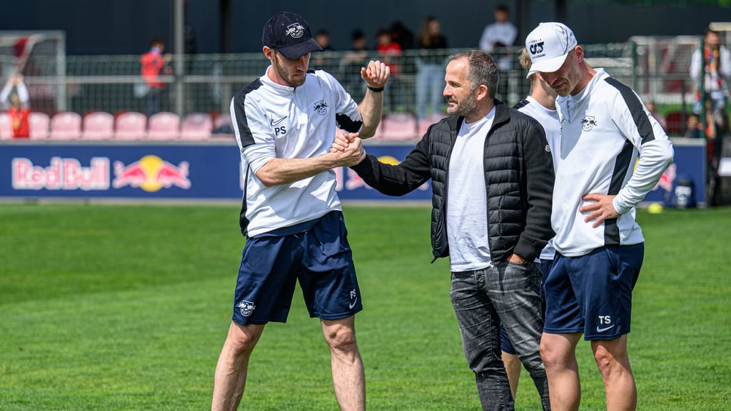 Philipp Seidler (links) seiner Zeit bei RB Leipzig, hier mit Akademieleiter Manuel Baum.