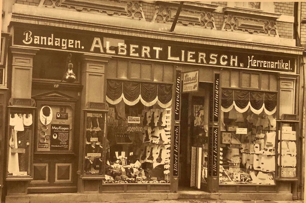 Bandagen, Sanitär- und Gummiwaren sowie Herrenartikel gab es im Geschäft von Albert Liersch in der Wendischen Straße 18 in Zeitz.