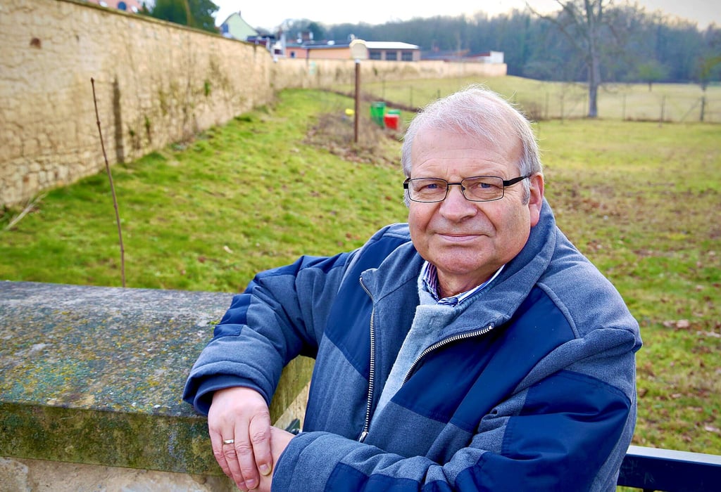 Rüdiger Ihl an der restaurierten Bernburger Stadtmauer.