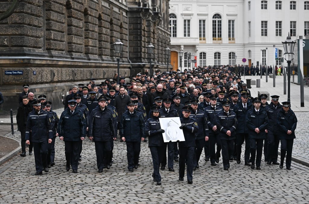 Der Polizist bekommt von seinen Kollegen ein letztes Geleit.
