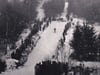 Dieses Foto von 1956 zeigt einen Wettkampf im Skispringen  bei Lodersleben. Da war viel los an der Schanze.