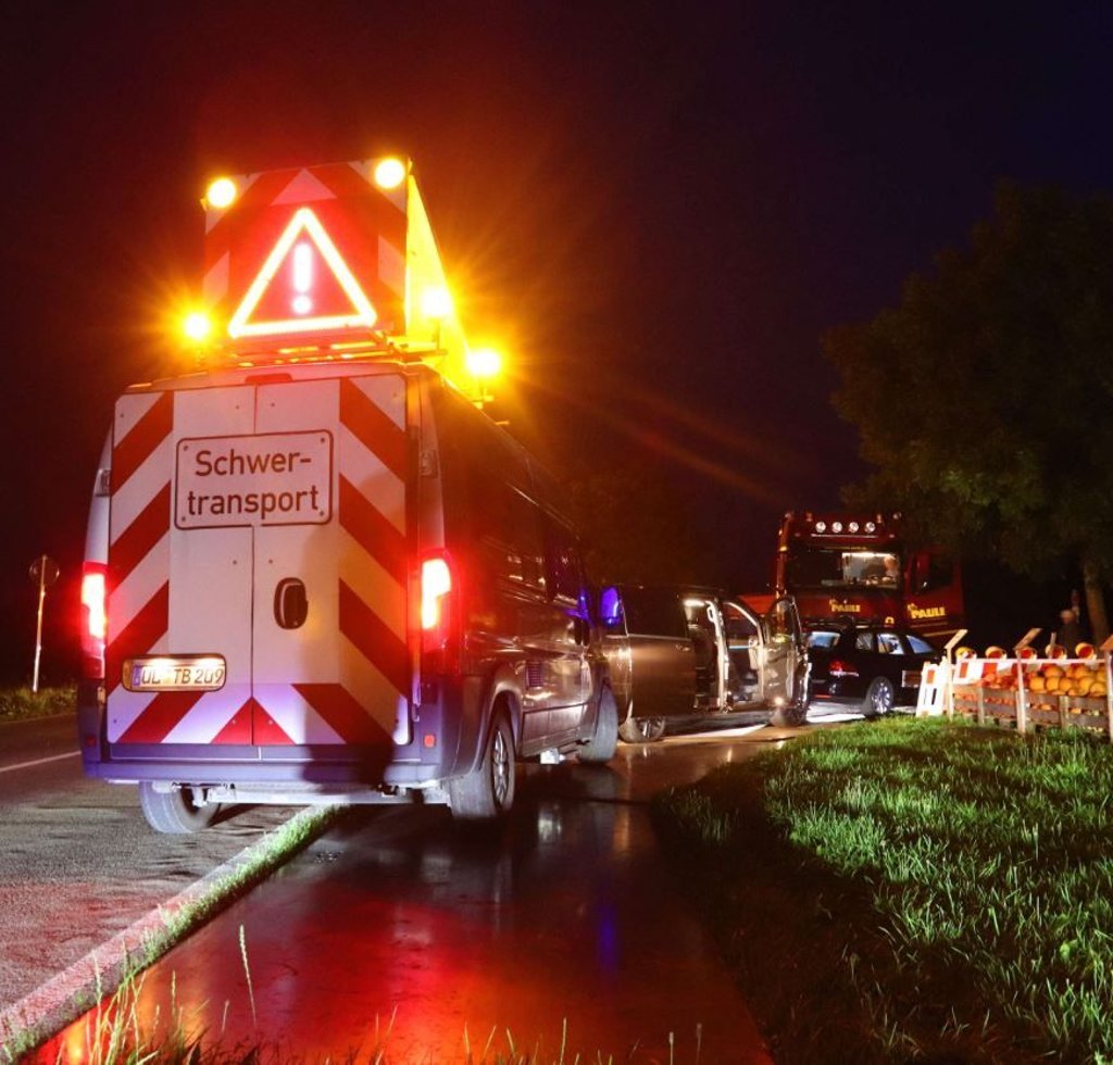 Ein Schwertransport steckte auf der Alvensleber Landstraße am Ortseingang von Haldensleben fest.