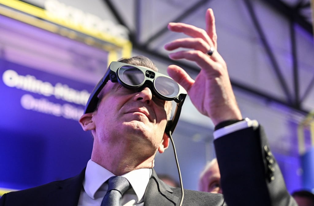 Mit der Mixed Reality-Brille - hier getragen von Bundesdigitalminister Wissing - können Mediziner sich Organe im 3D-Modell anschauen und Operationen besser planen.