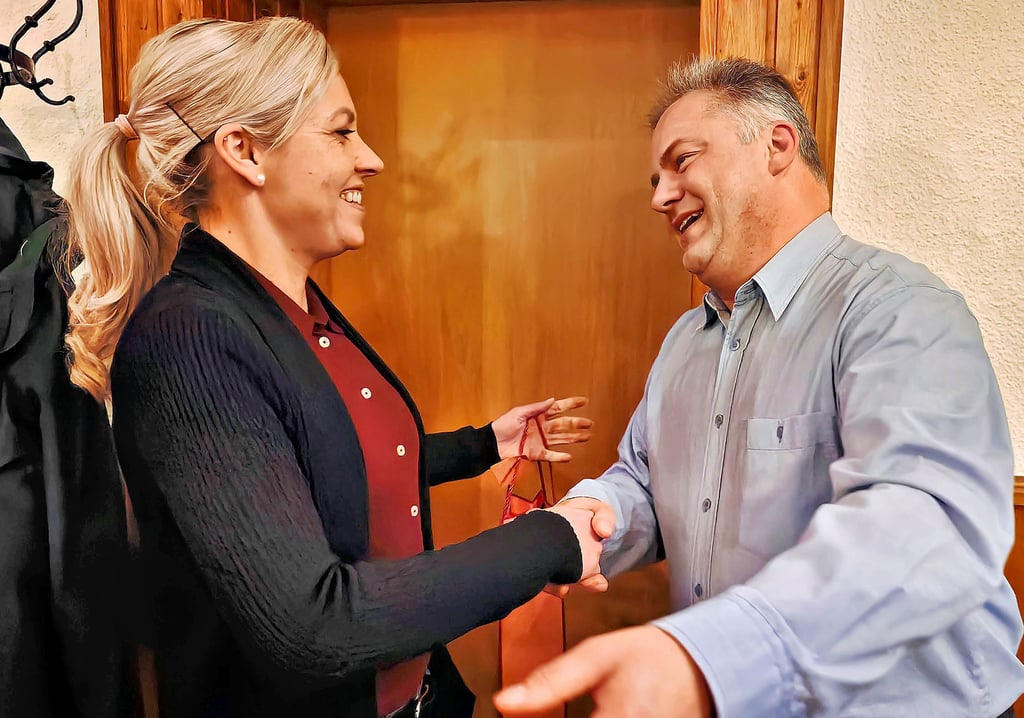 Andreas Koch nimmt in Mansfeld die Glückwünsche von Arnsteins Bürgermeisterin Janet Klaus entgegen.
