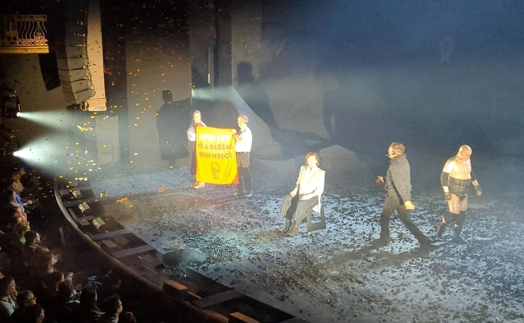 Die von Just Stop Oil via PA zur Verfügung gestellte Aufnahme zeigt die Klimaaktivisten bei der Aktion im Theater.