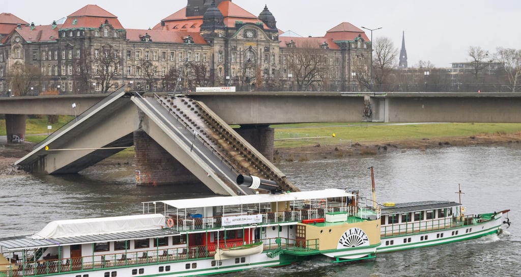 Noch ohne Fahrgäste: Der Schaufelraddampfer "Pillnitz" fährt unter der teileingestürzten Carolabrücke hindurch.