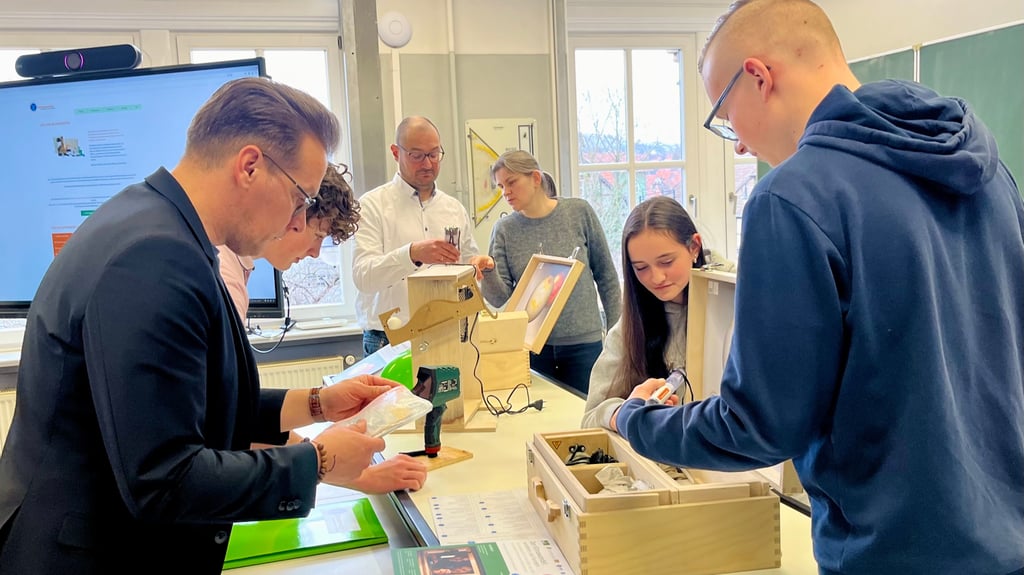 Die Stadt hat dem Gymnasium Wernigerode einen LMU-Klimakoffer finanziert. Dieser soll in Naturwissenschafsfächern eingesetzt werden.