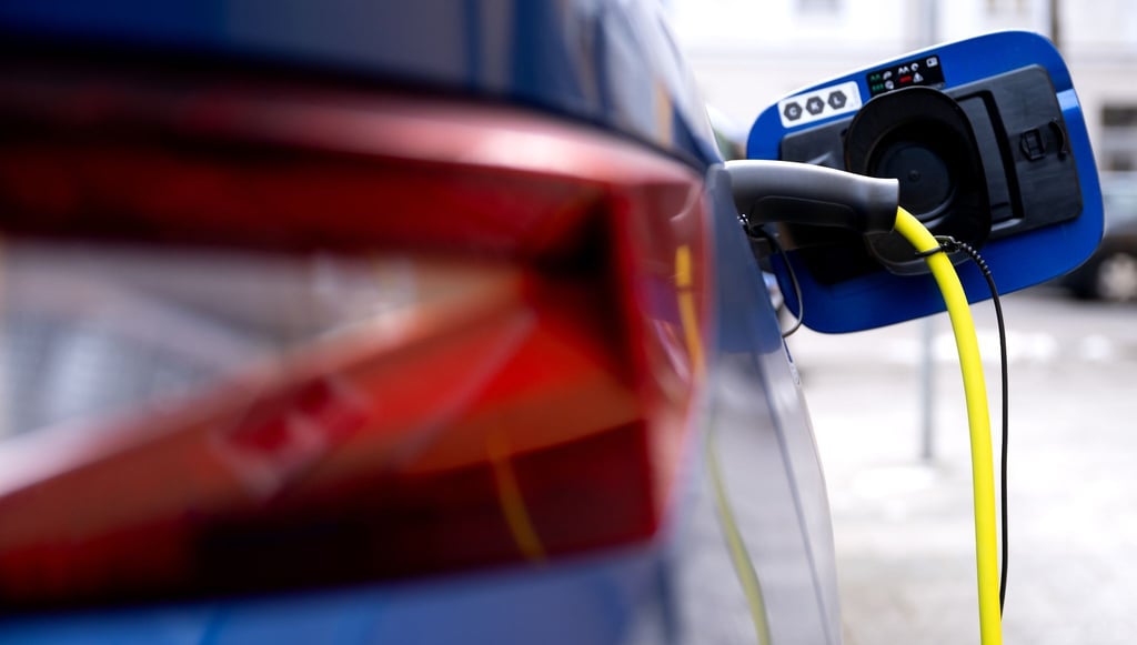Elektroauto beim Laden. Im zweiten Halbjahr könnten die Preise purzeln. (Symbolbild)