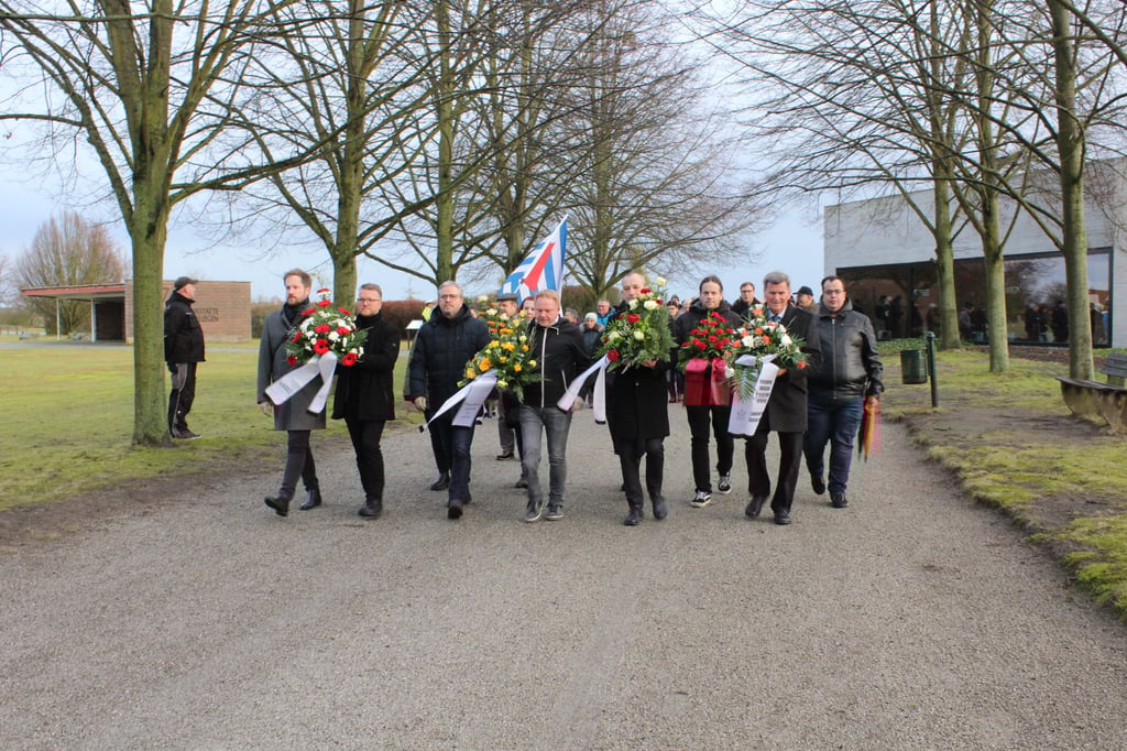 Gedenkveranstaltung am Montag auf dem Ehrenfriedhof der Gedenkstätte Feldscheune Isenschnibbe. Am Ehrenmal legten unter anderem Vertreter der Stadt und des Kreises, Vertreter von Opferverbänden, Gäste und Bürger Kränze nieder.
