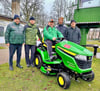 Mähgruppe des SV Grün-Weiß Annaburg mit dem neuen Rasentraktor. Im Foto von links: Bernd Uthmann, Uwe Henze, Horst Krüger, Marcus Kalich und Manfred Lehmann