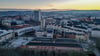 Blick über Chemnitz mit der historischen Markthalle im Vordergrund. In Chemnitz musste eine Fußgängerbrücke aus statischen Gründen gesperrt werden.