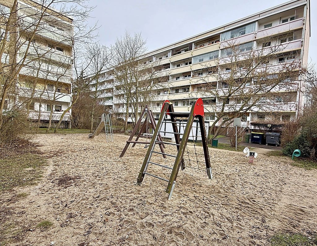 Auf dem Kleinkindspielplatz in der Ellerbreite fehlt es an schattigen Spielmöglichkeiten. Das soll mit dem Förderprogramm geändert werden.