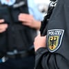 Nachdem ein Mann während einer Raucherpause seinen Zug verpasst hat, fanden Bundespolizisten in seinem Gepäck Cannabis. Jetzt erwarten ihn mehrere Anzeigen.