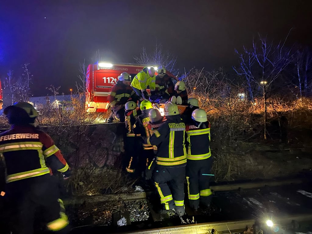 Auch zu Bahnunfällen müssen die Feuerwehren immer wieder ausrücken, wie hier in Zerbst am 14. Januar 2025.
