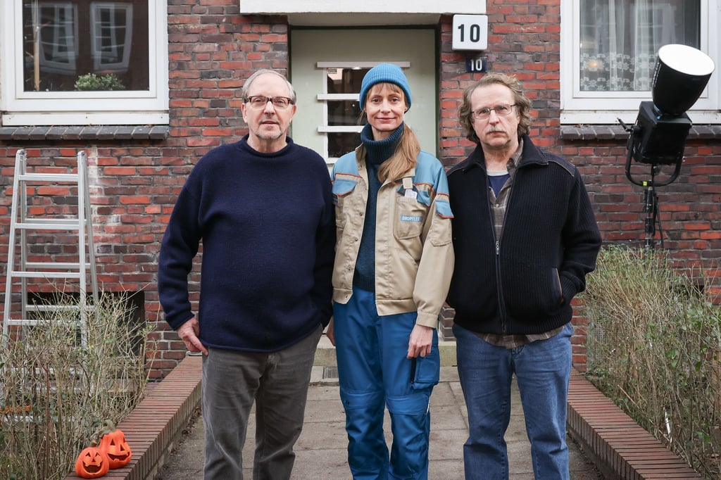 Olli Dittrich (links) und Bjarne Mädel versuchen in der NDR-Komödie „Prange“, die Aufmerksamkeit von Katharina Marie Schubert zu erlangen.