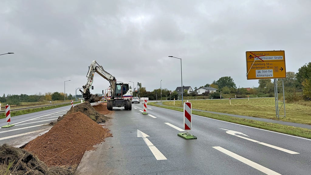 Der Mittelstreifen der B188 kurz vor der Abfahrt in Richtung Magdeburg wurde bereits modernisiert. Den Ausbau des letzten Stücks an der Abfahrt Bindfelde hat das Verkehrsministerium bereits geplant. Doch das Geld dafür ist nicht freigegeben.