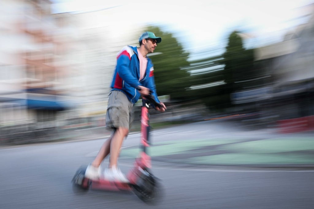 Fahrer auf dem E-Scooter missachteten bei einer Zählung besonders oft die roten Ampeln. (Symbolbild)