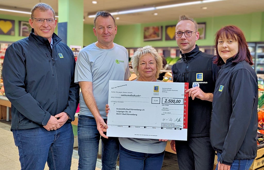 Ulf Richter und Marion Kohla von der Krebshilfe (2.+3. v. l.) mit Edeka-Inhaber Nico Himmelreich (4. v. l.) und Edeka-Vertriebsmitarbeitern Steven Wienskowski (links) und Anett Grey (rechts) bei der Übergabe Mitte Januar in der Edeka-Filiale Bad Dürrenberg.