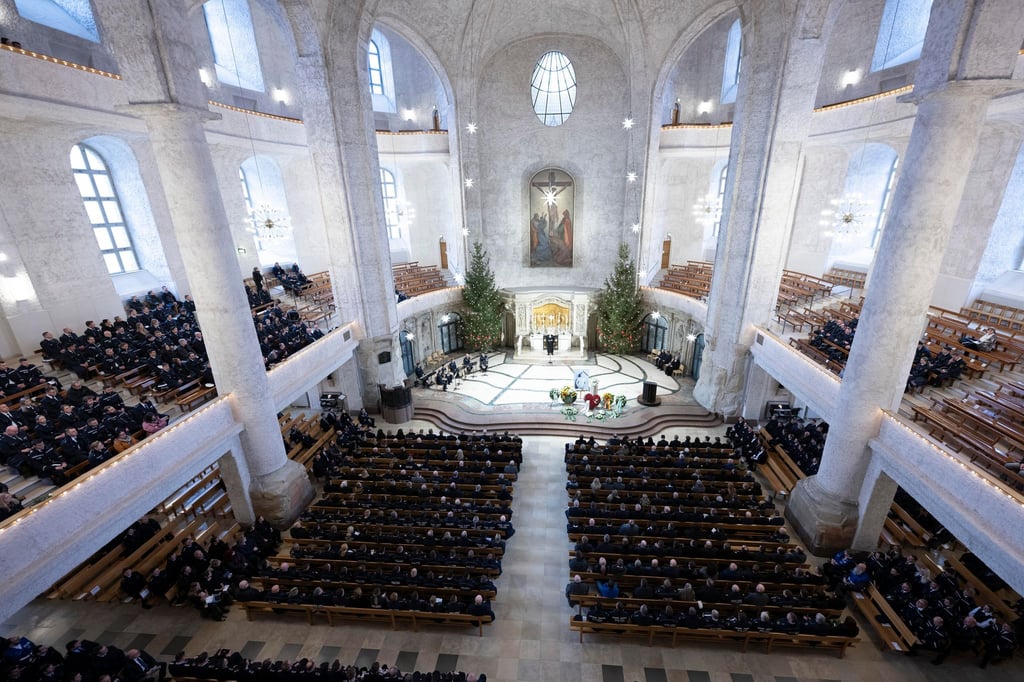Teilnehmer des Gedenkgottesdienstes der sächsischen Polizei für den vor drei Wochen im Dienst getöteten Polizisten Maximilian Stoppa sitzen in der Kreuzkirche auf ihren Plätzen.