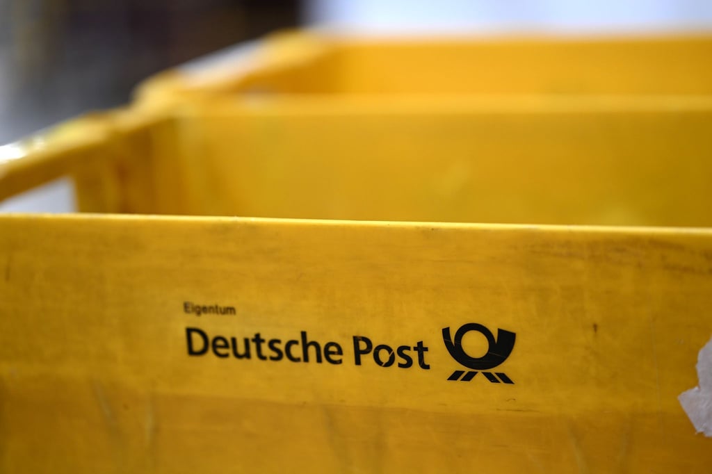 Das Logo der Deutschen Post samt Posthorn ist auf Plastikboxen angebracht. Diese Boxen wird man künftig vielleicht auch öfter in der neuen Partner-Filiale in Biederitz sehen. Foto: